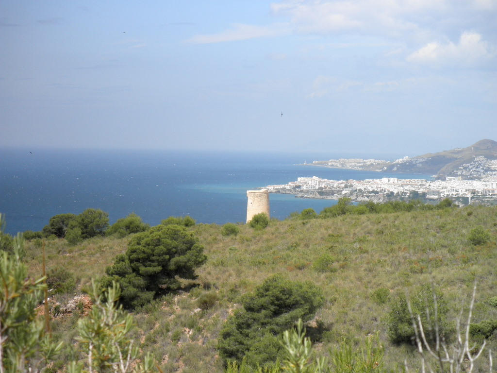 Photo où on peut apercevoir la torre de Maro, ainsi que les villages de Nerja et Torrox.
