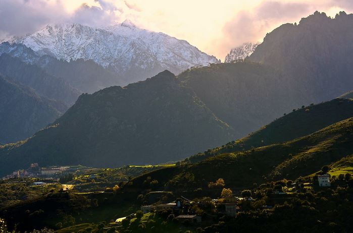 Corte au pied des montagne - cremona daniel