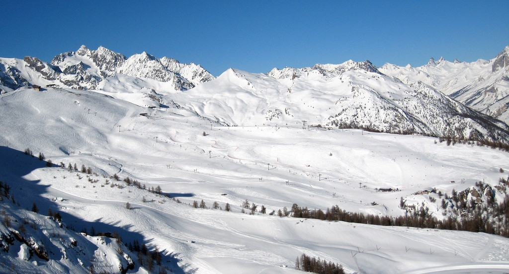 Serre-Chevalier - Secteur Chantemerle, petit alpe au premier plan, télésiège Grand Serre
