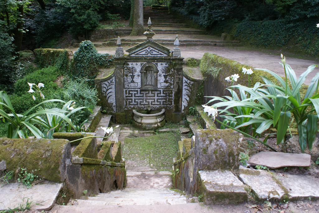Et dans le bois de Buçaco, de petites curiosités architecturales à découvrir inlassablement. Crédit photo @Stefan Maurer - Flickr