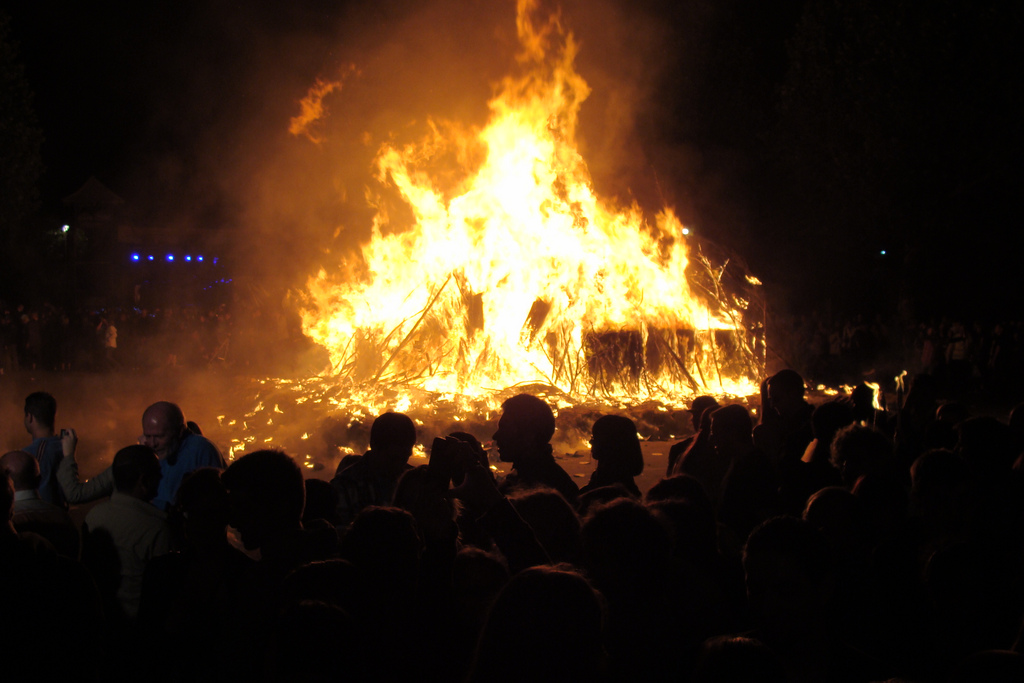 Feu de la Saint Jean - @Ines s. - Flickr